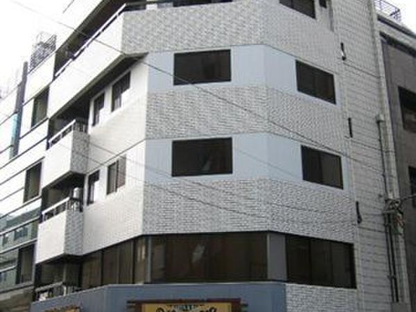 外観 南東角にある鉄筋コンクリート造のビル