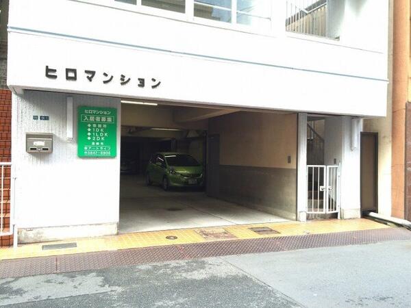 緑の車がとまっている箇所が、募集区画です。 浅草橋4丁目、ヒロマンション駐車場