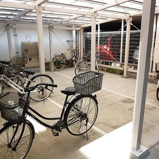 駐輪場は屋根付き 浅草ロイヤルマンションの駐輪場です。