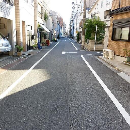 前面道路(幅員6m) 前面道路、幅員確保されておりますので出入庫も容易です。