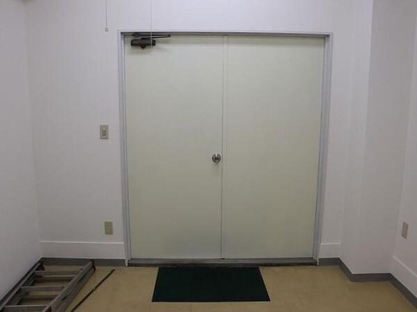 裏口 荷物の運搬に便利な、大きな裏口