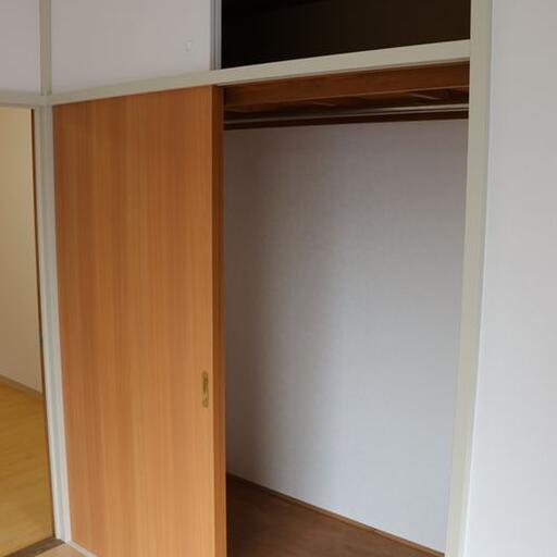 ハンガーパイプがあり、コートなども掛けられます 菊地ビル201号室のクローゼット内部です。