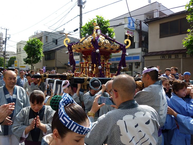 石浜神社の神輿を担ぐ様子