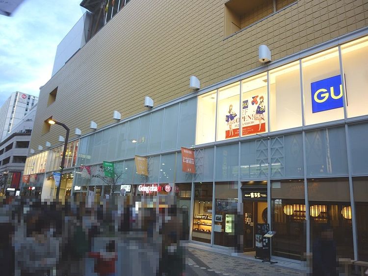 台東区浅草１丁目にある、ＧＵ浅草ＲＯＸ・３Ｇ店の外観写真です。